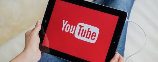 человек смотрит youtube