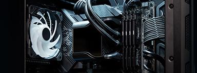 ПК с жидкостным охлаждением, на котором установлены 4 модуля памяти Kingston FURY Beast