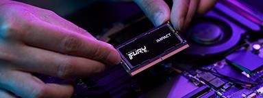 Рука устанавливает модуль памяти SODIMM в свободный слот ноутбука.