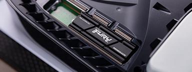 Твердотельный накопитель Kingston FURY Renegade, установленный в игровую консоль PlayStation 5