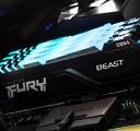 Память Kingston FURY Beast RGB установлена в ПК, синие свечение исходит сверху из модуля