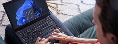 мужчина настраивает новый начальный экран Windows 11 на своем ноутбуке дома