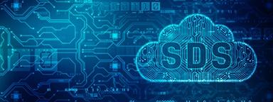 Контурное изображение облака с буквами SDS над рисунком дорожек и микросхем печатной платы