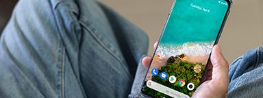 Человек держит телефон Android