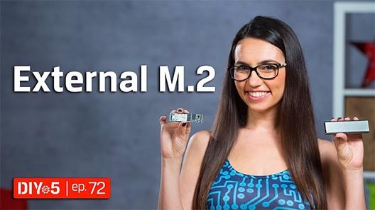 В руках у Триши твердотельный накопитель стандарта M.2 и USB-корпус для него