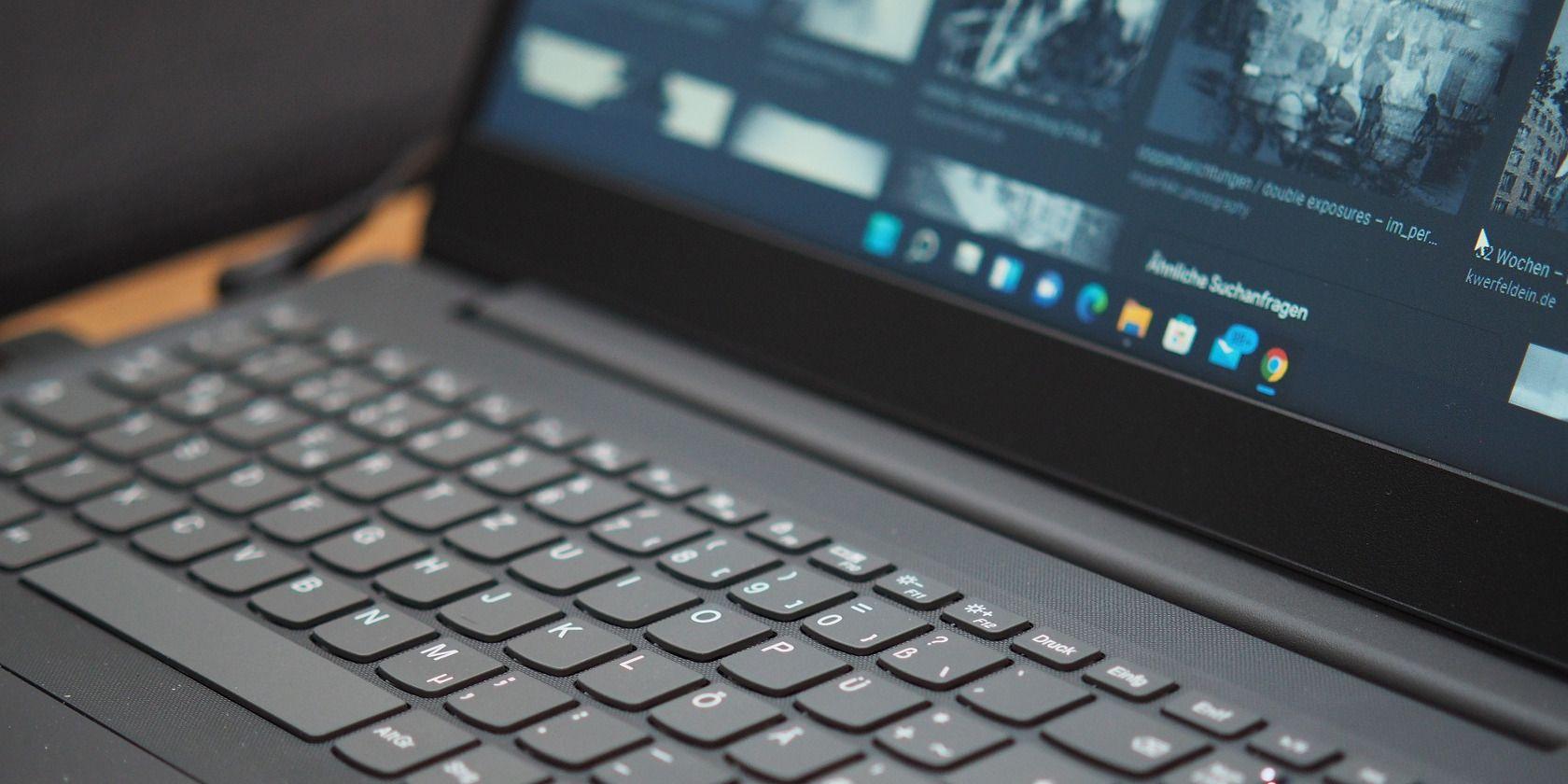 крупный план ноутбука с windows 11