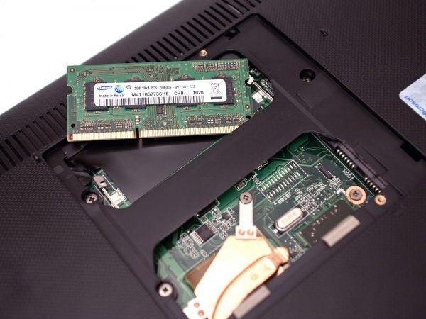 Извлечение планки ОЗУ на нетбуках Asus