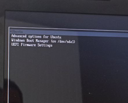 GRUB меню показывает список доступных операционных систем для загрузки